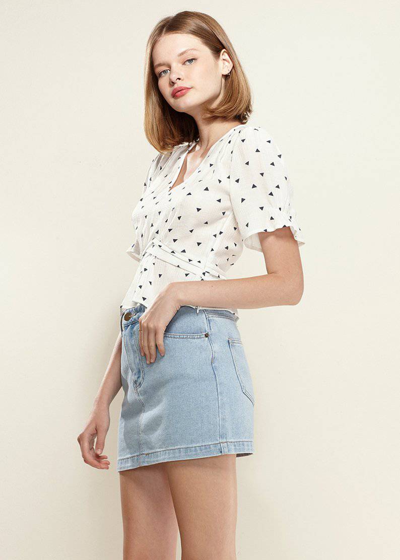 Women's Triangle Print Puff Sleeve Blouse in White triangle