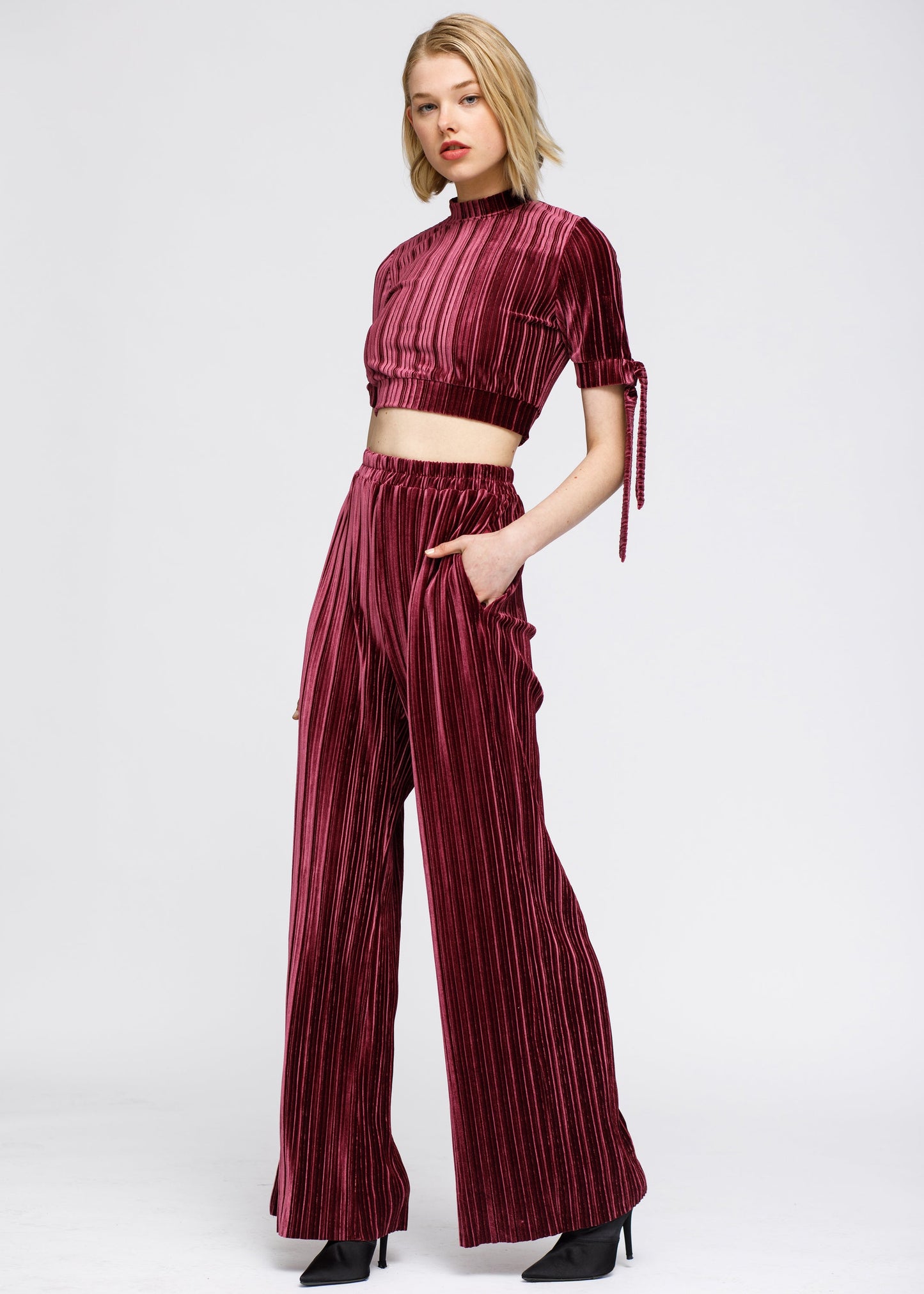 Women's Mock-Neck Velvet Crop Top In Mulberry