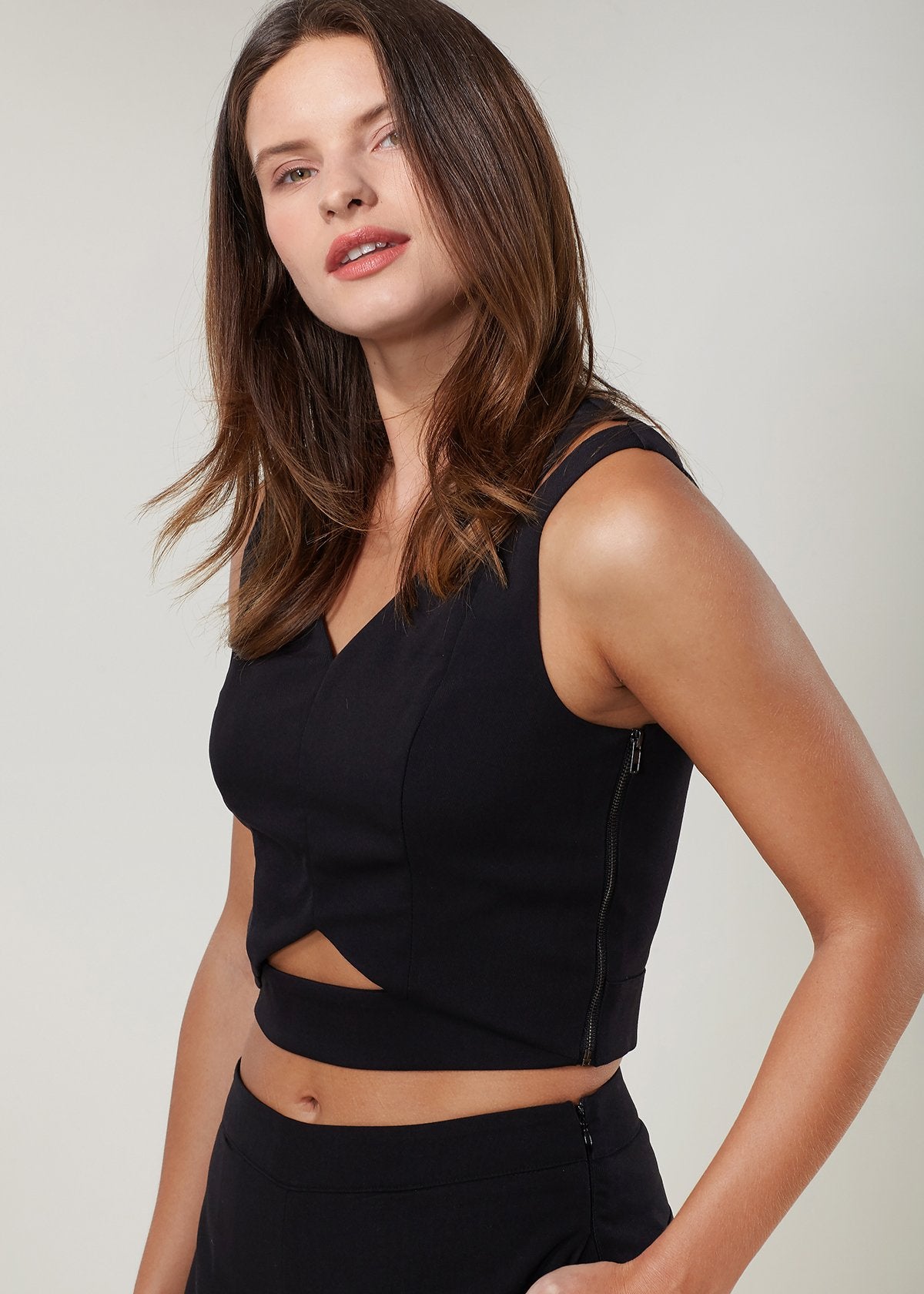 Women's V-neck Sleeveless Cropped Top In Black