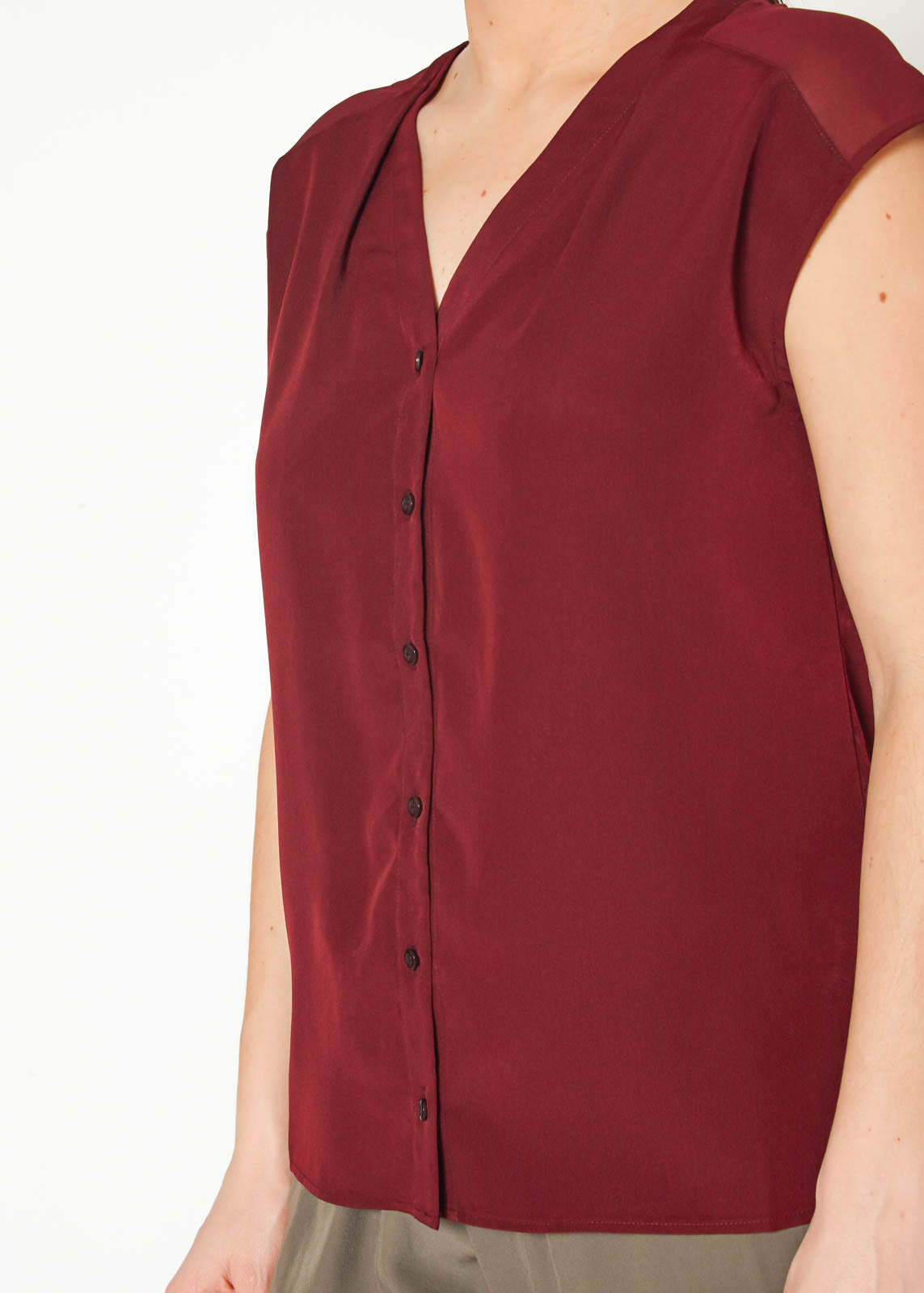 Women's Basic Sleeveless V Neck Button Top In Burgundy