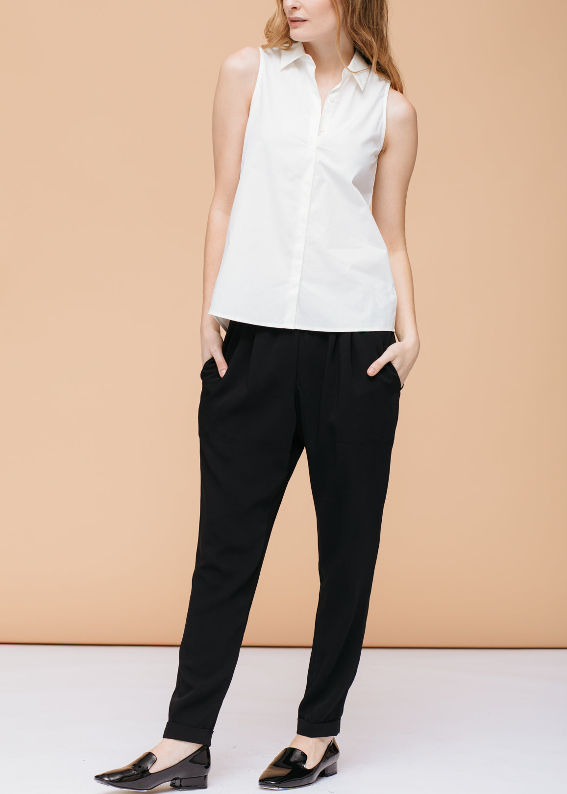 Women's Basic Sleeveless Poplin Shirt In White