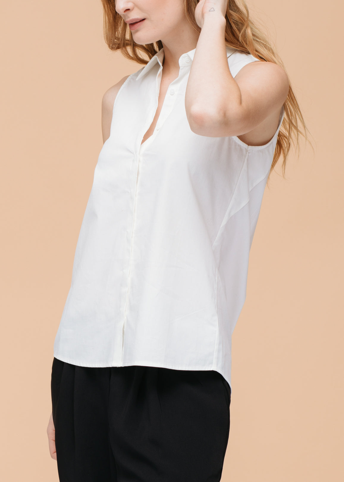 Women's Basic Sleeveless Poplin Shirt In White