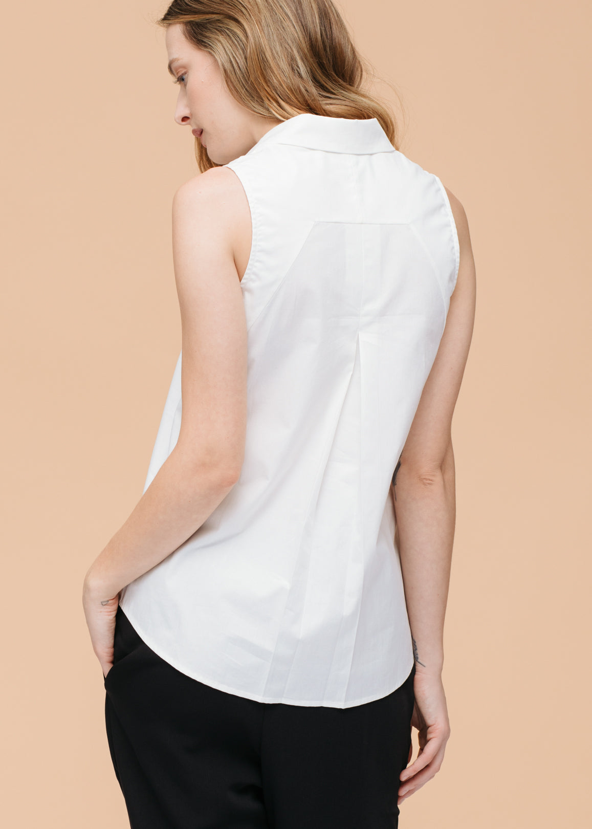 Women's Basic Sleeveless Poplin Shirt In White